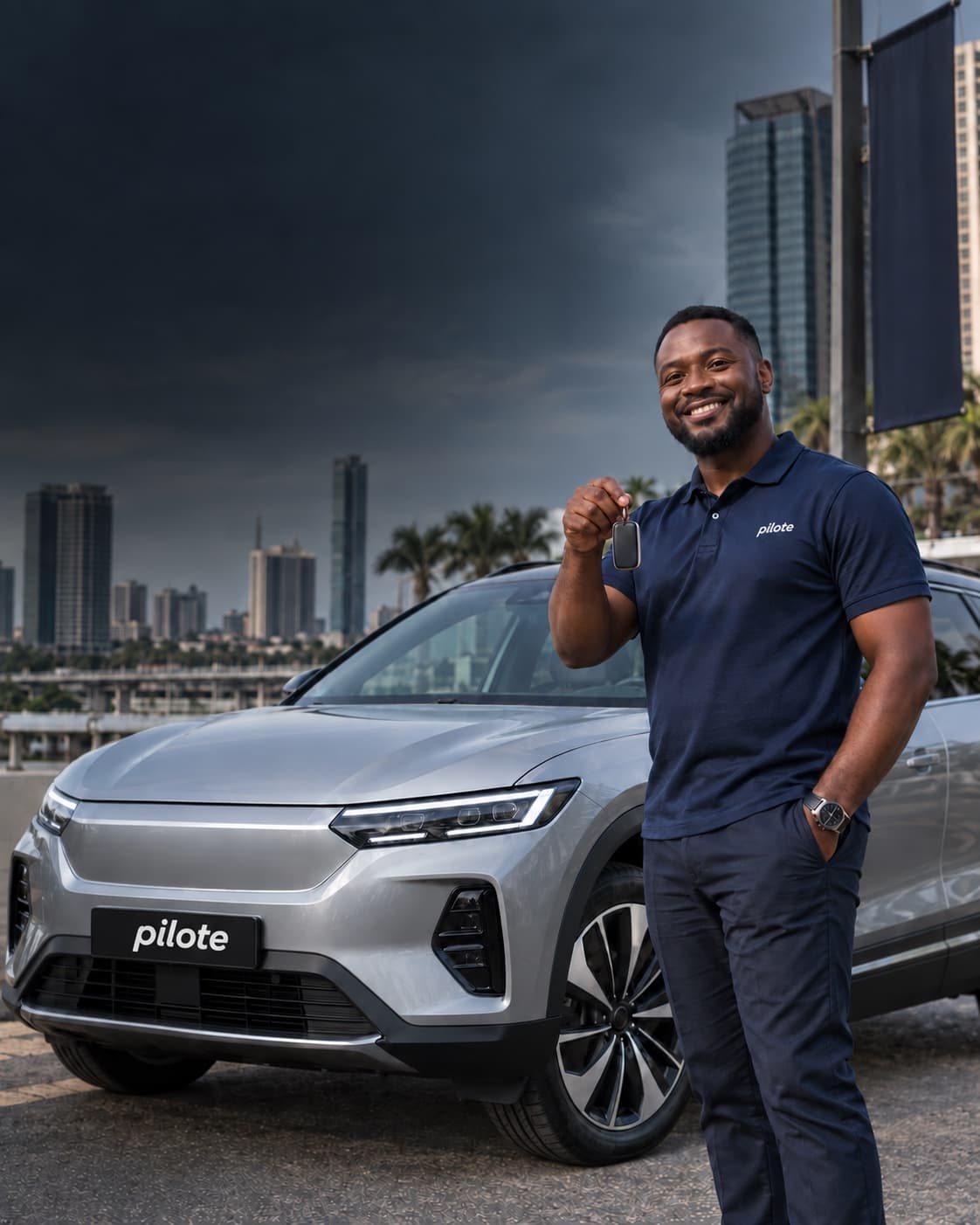 Chauffeur Pilote tenant les clés devant sa voiture électrique, à Abidjan
